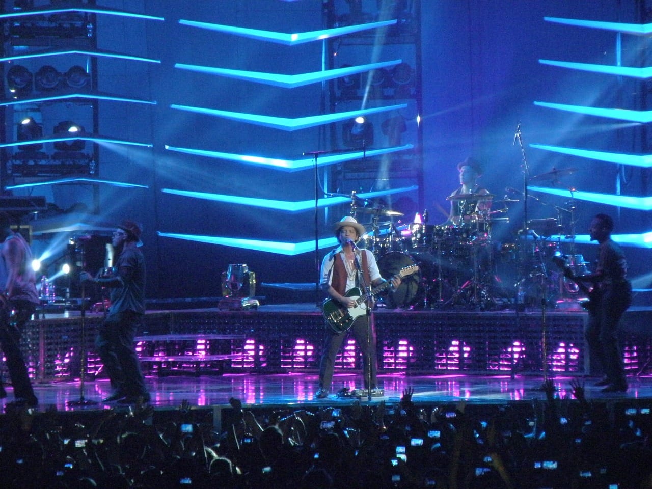 Bruno Mars: A Meteoric Rise to Musical Mastery – A Journey of Chart-Topping Hits and Unforgettable Performances